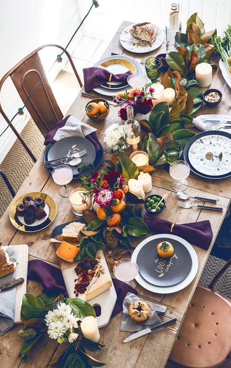 Chic Settings - ELLEDecor.com Colorful Table Decor, Fall Brunch, Halloween Fest, Tafel Decor, Tablescape Inspiration, Diy Thanksgiving, Fall Table Settings, Thanksgiving Table Settings, Fall Tablescapes