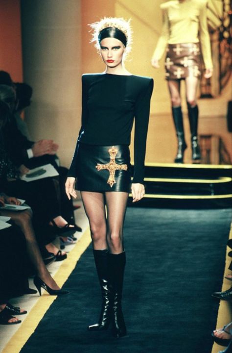 Gianni Versace 90s, Versace 90s, Haute Couture Looks, Old Runway, Versace Runway, Versace Couture, Atelier Versace, Education Architecture, Fashion Archive