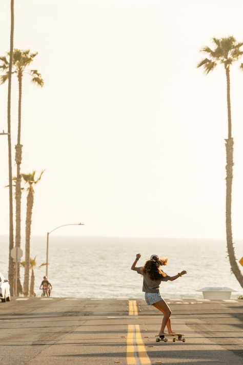 Skater girl Surfer Skater Aesthetic, Skate Boarding Aesthetic, California Skater Aesthetic, Beachy Skater Aesthetic, Skateboarding Aesthetic Girl, Beach Skater Aesthetic, Beach Skating, Summer Skateboard Aesthetic, Girl Skateboarding