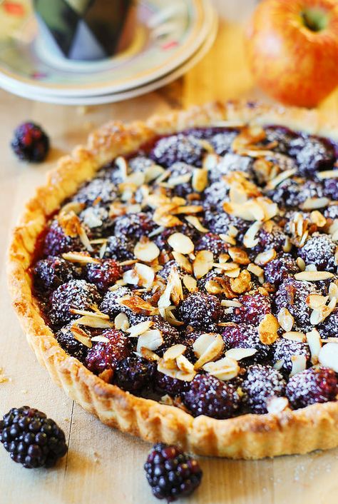 Blackberry Tart with Toasted Almonds Blackberry Tart, Blackberry Recipes, Berry Tart, Pastry Tart, Summer Dessert Recipes, Sweet Pie, Fruit Tart, Toasted Almonds, Pie Dessert