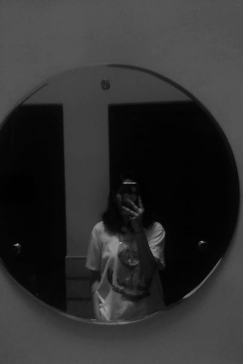 black and white aesthetic Mirror Selfie Black Aesthetic, Black And White Aesthetic Pics Girly, Black Aesthetic Pictures Girly, Anime Dps, Barish Pic, Black And White Selfie, Mirror Selfie Black, Instagram Profile Pic, Aesthetic Poses