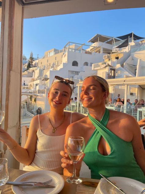 Greece Dinner, Sunset Dinner, Clubbing In Greece, Greece Instagram Pictures Friends, Greece With Best Friend, Besties In Greece, Europe With Bestie, Greece Wine, Greece Girl