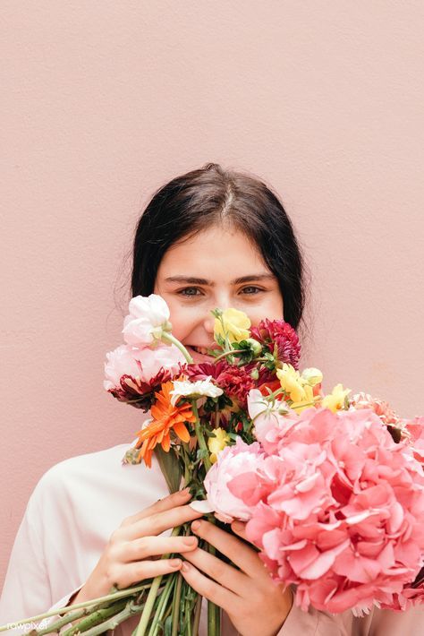 Woman With Bouquet Of Flowers, Girl With Bouquet, Watercolor Pattern Background, Tropical Flowers Bouquet, Pink Amaryllis, Flower Background Design, Self Photography, Smiling Woman, Pink Rose Bouquet