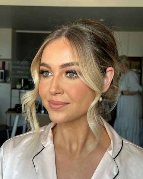 RACHEL PARKER | In my opinion, this is the ultimate bridesmaid glam🤍 throwback to @madiisonn.collier | Instagram Brunette Bridal Hair, Bridesmaid Bun, Updo With Bangs, Bridesmaid Glam, Brunette Updo, Glam Bride Makeup, Modern Updo, Curled Bangs, Bridesmaid Hair Inspo