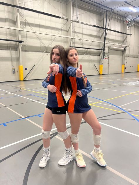 Volleyball Duo Pictures, Volleyball Aesthetic Girl, Volleyball Pictures With Friends, Cute Lululemon Outfits, Volleyball Team Pictures, Volleyball Tryouts, Volleyball Photos, Volleyball Poses, Best Poses