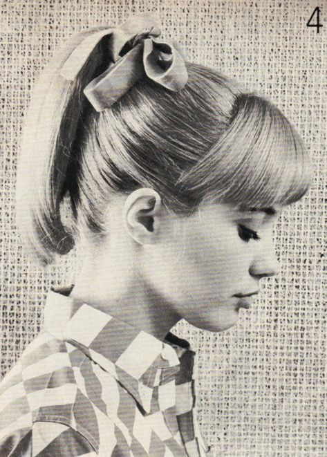 perfect pony.    gillian hills 1960s Hair, 1950s Hairstyles, 50s Hairstyles, 60s Hair, Pony Style, 70s Hair, Ponytail Hairstyle, 1960s Fashion, Grunge Hair