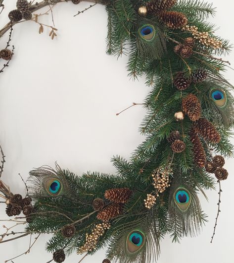 Christmas Peacock Wreath, Crafting With Peacock Feathers, Peacock Feather Arrangements, Peacock Feather Crafts Ideas, Peacock Feathers Decorations, Peacock Feathers Crafts, Peacock Feather Wreath, Peacock Christmas Decorations, Peacock Feather Decor