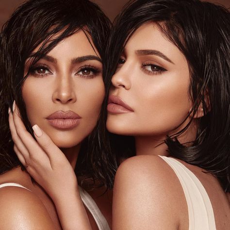 The two sisters have announced that their second KKW x Kylie Cosmetics collaboration will be available just in time for the holidays. The news came as Kim Kardashian was teasing her Glam Bible line and Kylie Jenner was promoting her holiday collection. Kendall Jenner Maquillaje, Maquillaje Kylie Jenner, Instagram Kylie Jenner, Kylie Jenner Fotos, Kim And Kylie, Kim Kardashian Kylie Jenner, Kendall Jenner Makeup, Kardashian Kylie Jenner, Kylie Jenner Pictures