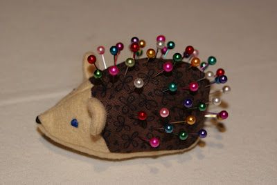 Hedgehog Pin Cushion Hedgehog Pin Cushion, Diy Pin Cushion, Hedgehog Craft, Cushion Tutorial, Pin Cushions Patterns, Felt Ideas, Ladder Stitch, Kids Projects, Cute Hedgehog