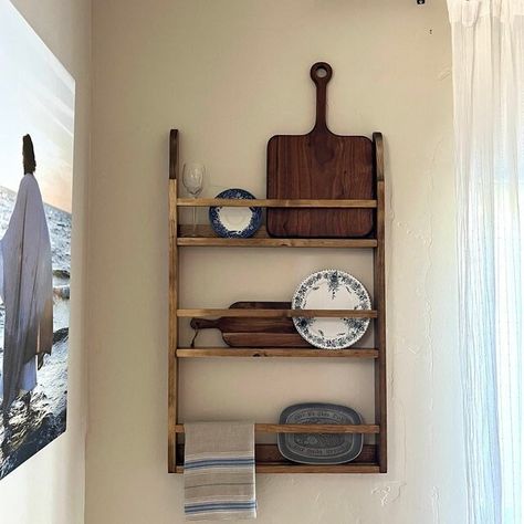 Antique Plate Display, French Tudor Kitchen, Display Dishes Ideas, Antique Kitchen Wall Decor, Kitchen Display Shelf, Vintage Wood Shelf, Plate Shelf Display, Platter Shelf, Creative Kitchen Storage Ideas