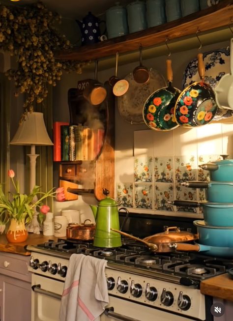 British Kitchen, Vintage Kitchens, Casa Vintage, Spring Bulbs, Cozy Kitchen, January 4, Dream House Interior, Dream Apartment, House Room