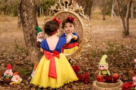 Snow White Pictures, 1st Birthday Girl Dress, Baby Snow White, Snow White Photos, Snow White Birthday Party, Toddler Pictures, Toddler Photoshoot, Snow White Birthday, 1st Birthday Photoshoot