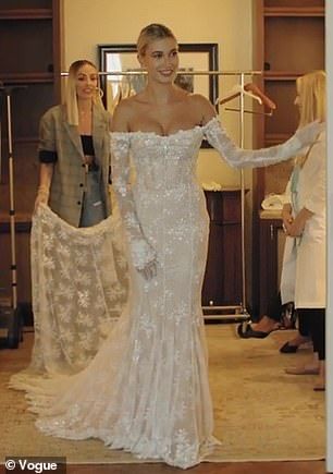 Hailey Baldwin Wedding Dress, Hailey Bieber Wedding, Design Gown, Simple Wedding Gowns, Off Shoulder Wedding Dress, Celebrity Wedding Dresses, Fitted Wedding Dress, Princess Wedding Dresses, Hailey Baldwin