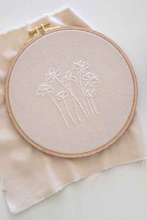 Embroidery Minimal, Diy Embroidery Stitches, Minimal Embroidery, Candlewicking Embroidery, Botanical Embroidery, Embroidered Hoop, Embroidery Wall Art, Kurti Embroidery Design, Hand Embroidery Patterns Flowers