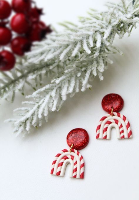 Candy Cane Polymer Clay Earrings, Poly Clay Christmas Earrings, Candy Cane Earrings Polymer Clay, Clay Earrings Diy Ideas Christmas, Clay Earring Christmas, Polymer Clay Earring Christmas, Christmas Fimo Earrings, Xmas Clay Earrings, Polymer Earrings Christmas