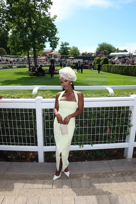 Horse Race Outfits For Women, Day At The Races Outfit, The Races Outfit, Ladies Day At The Races Outfit, Kentucky Derby Outfit For Women, Royal Ascot Outfit, Bridgerton Brunch, Horse Race Outfit, Grad Shoot Ideas