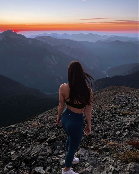 Adventure outdoorsy gal in blue lululemon leggings and black sports bra staring at the sunset over mount rainier at mt Fremont lookout tower in the national park in Washington National Park Instagram Pictures, Hike Instagram Photos, Yosemite National Park Instagram Pictures, Hiking Ig Pics, Hiking Selfies Instagram, Sunrise Hike, Hiking Picture Ideas, Oregon Mountains, Washington Mountains