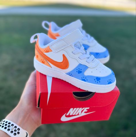 I bought all-white nikes and painted them Bluey-themed. Bluey Bluey, Bluey Birthday Party, Kids Milestones, Bluey Birthday, Workout Beginner, Birthday Party Theme Decorations, Drawing Stuff, Second Birthday, 3rd Birthday Parties