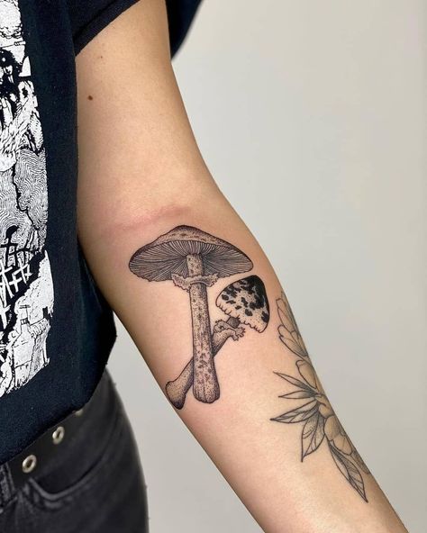 Minneapolis Tattoo, Roots Drawing, Mushroom Tattoo, Small Tats, Books Open, Mushroom Tattoos, Botanical Tattoo, Side Tattoos, Nature Tattoos