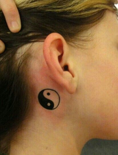 Small yin yang tattoo! Maybe ankle? Ying Yang Tattoo Neck, Yin Yang Neck Tattoo, Small Yin Yang Tattoo, Yin Yang Tattoo, Ying Yang Tattoo, Yang Tattoo, Yin Yang Tattoos, 3 Tattoo, Latest Simple Mehndi Designs