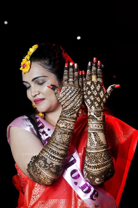 Mehandi Bride Photography, Mehandi Pose Photo, Mehandi Dulhan Pose, Mehndi Closeup Photo, Mehandi Close Up, Mehndi Dulhan Poses, Bride Mehendi Photoshoot Poses, Mehandi Closeup Photo, Wedding Mehndi Pose