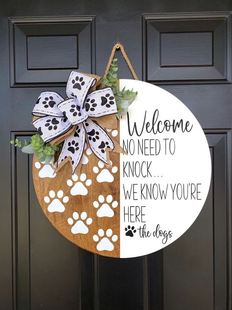 Dog Door Signs House, Wooden Circle Signs Diy Front Porch, Door Sign Cricut, Door Hangers Cricut, Front Door Signs Diy, Round Signs Wood Diy, Wood Rounds Crafts, Wood Door Signs, Round Front Door Sign