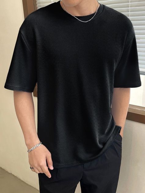 Men Plain Shirt Outfit, Black Tee Shirt Outfit Men, Simple Outfits For Men Casual, Simple Black Outfits Men, Mysterious Outfits Men, Black Top Outfit Men, Comfy Clothes Men, Plain Tshirt Outfit Men, Black T Shirt Outfit Men