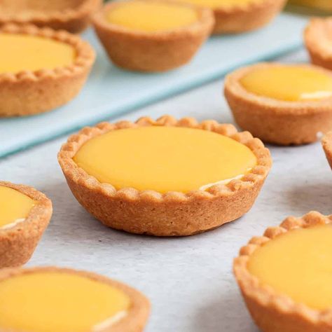 These Lemon Curd Tartlets are a delicious and fancy little dessert to serve for a party or afternoon tea. Buttery, crunchy and oh so tangy, these Mini Lemon Tarts combine a homemade shortcrust pastry and creamy lemon curd into a delicious bite! Lemon Tartlets Recipe, Lemon Curd Tartlets, Mini Lemon Tarts, Lemon Tartlets, Lemon Curd Tart, Easy Lemon Curd, Lemon Tarts, Tartlets Recipe, Mini Tarts