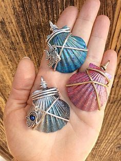 Seashell Projects, Art Coquillage, Shell Crafts Diy, Sea Crafts, Beach Necklace, Hamsa Charm, Summer Crafts For Kids, Painted Shells, Hamsa Necklace