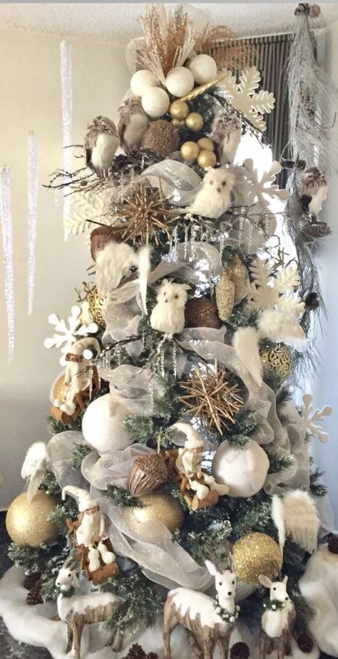 Rustic Christmas Tree Ideas, Shabby Chic Christmas Decorations, Owl Christmas Tree, Shabby Chic Christmas Tree, Woodland Christmas Tree, Christmas Tree Inspo, Christmas Tree Trimming, Reindeer Christmas Tree, Christmas Tree Decorating Themes