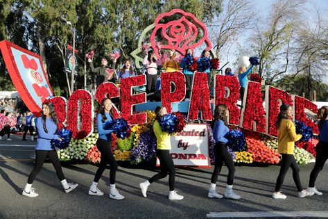 Rose Bowl Parade, Tournament Of Roses Parade, Marching Bands, Best Roses, New Years Traditions, Travel California, Rose Parade, Holiday Schedule, Nyc Christmas