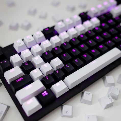 Fancy Keyboard, Diy Mechanical Keyboard, Gaming Desk Setup, Pbt Keycaps, Custom Keyboard, Computer Gaming Room, Setup Gamer, Video Game Room Design, Gamer Room Decor