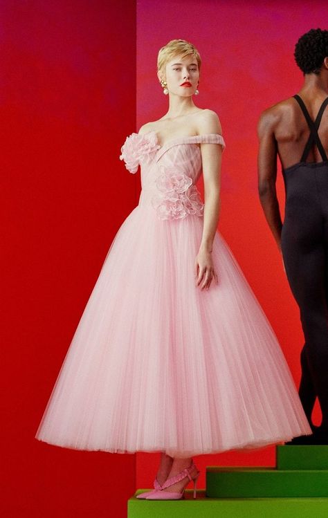 Chic Bridal Dress, Ethereal Dress, Disney Princess Fashion, Beautiful Prom Dresses, Red Carpet Dresses, Formal Attire, Gorgeous Gowns, Fantasy Fashion, Carolina Herrera