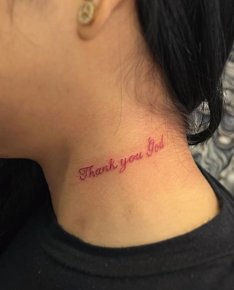 God Bless Tattoo, Tattoo Am Hals, Red Lettering Tattoo, Word Neck Tattoos, Tattoo On The Side, Name Tattoos On Neck, Gratitude Tattoo, Boyfriend Name Tattoos, Tattoos For Female