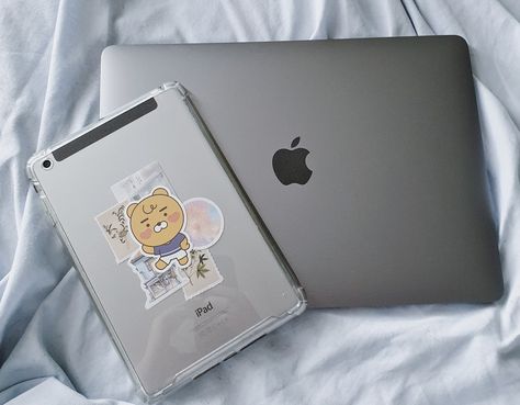 macbook pro 2020 (13 inches) n ipad mini 3 (with cellular) [the ryan sticker is from a twice merch when they collaborated with kakao talk] Ipad Mini 2 Aesthetic, Dark Grey Aesthetic, Macbook Mini, Korean Uzzlang, Macbook And Ipad, Twice Merch, Ipad Case Stickers, Macbook Pro 2020, Ipad Picture