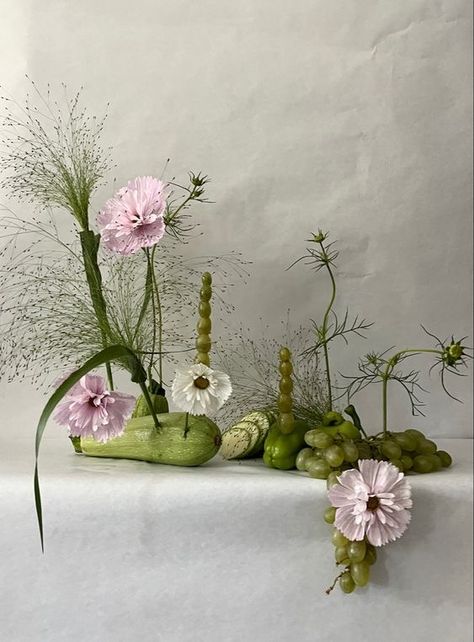 Artistic Flower Arrangements, Eclectic Table Settings, Food Centerpieces, Deco Fruit, Sogetsu Ikebana, Ikebana Arrangements, Ikebana Flower Arrangement, Table Setting Inspiration, Flower Installation