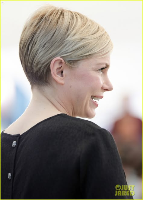 Charlize Theron Short Hair, Michelle Williams Pixie, Michelle Williams Hair, Michelle Williams Style, Michele Williams, Cannes 2022, Pixie Cut With Bangs, Michelle Williams, Cute Hairstyles For Short Hair