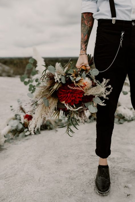 Un mariage rock et glamour sur une plage - la mariee aux pieds nus Red Rose Bouquet Wedding, Rose Floral Arrangements, Colored Wedding Dress, Wedding Cake Pictures, Red Rose Wedding, Rock Wedding, Grass Wedding, Rose Wedding Bouquet, Wedding Cakes Vintage