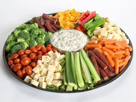 Fruit Platter Designs, Decorações Com Comidas, Vegetable Tray, Vegetable Platter, Party Food Buffet, Relish Trays, Party Food Platters, Charcuterie Recipes, Veggie Tray