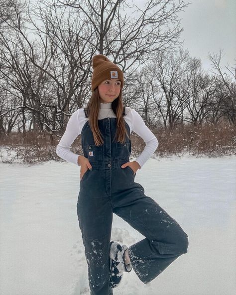 Rachel Morrison Outfits, Carhartt Overalls Outfit Winter, Overalls Outfit Carhartt, Carhartt Overall Outfit, Carhartt Women Outfits Bib Overalls, Winter Overall Outfits, Women Carhartt Outfits, Carhartt Overalls Women Outfit, Womens Carhartt Overalls