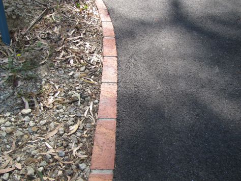 Simple end to end edging, inexpensive added visual interest Gravel Edging Ideas, Inexpensive Driveway Ideas, Natural Driveway, Gravel Edging, Bitumen Driveway, Driveway Edging, Brick Driveway, Brick Edging, Driveway Ideas