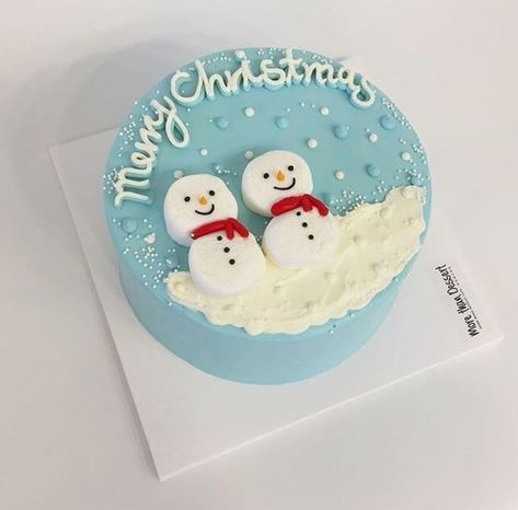 Christmas Korean Cake, Easy Decorated Cakes, Simple Christmas Cake Designs, Christmas Bento Cake, Christmas Cake Ideas Easy, Christmas Mini Cakes, Mini Christmas Cakes, Christmas Cakes Easy, Christmas Themed Cake