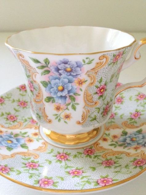 Floral Teacup, Garden Tea Party, Pretty Tea Cups, Pretty China, China Cups And Saucers, Vintage Teacups, Teapots And Cups, Antique Tea, Vintage Cups