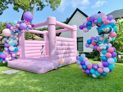 Bounce House With Balloons, Barbie Party Decorations, Party Theme Decorations, 1st Birthday Girl Decorations, Birthday Party Theme Decorations, Birthday Planning, Kids Party Decorations, Baby Birthday Party