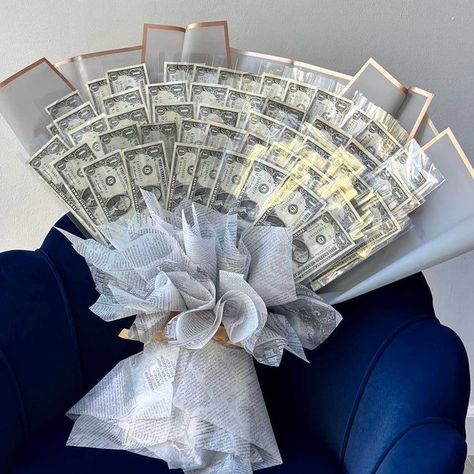 Money Bouquet Birthday, Bouquet Of Money, Money Bouquet Ideas, Money Flower Bouquet, Bouquet Money, Money Bouquets, Roses Bouquet Gift, Luxury Flower Bouquets, Money Flowers