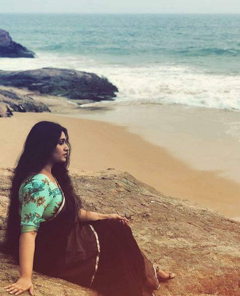 Sexy Kavitha Nair in saree- Largest image gallery Sea Side Photography Ideas, Saree Beach Photoshoot, Beach Saree, Goa Photoshoot, Goa Photos, Kavitha Nair, Saree Shoot, Saree Pic, Saree Pose