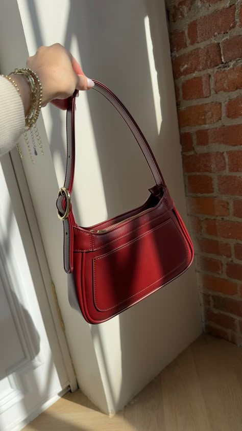 Fashion 70s Style, Red Bag Outfit, Shoulder Bag Aesthetic, Purse Aesthetic, Fashion 60s, Red Shoulder Bag, Red Clothing, Red Leather Bag, Fashion 70s