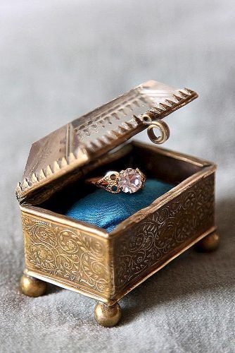 Creative Engagement Ring Boxes For Perfect Proposal ★ See more: https://www.weddingforward.com/engagement-ring-boxes/6 Wedding Ring Case, Engagement Ring Boxes, Creative Engagement Rings, Ideas For Engagement, Unique Ring Box, Engagement Box, Morganite Engagement Ring Rose Gold, Antique Ring Box, Vintage Ring Box