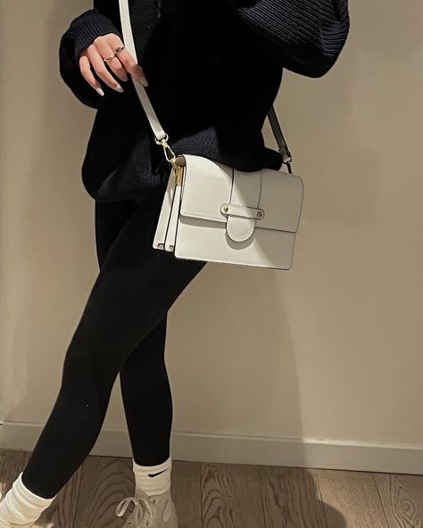 white purse outfit, white purse aesthetic White Purse Aesthetic, White Purse Outfit, Purse Aesthetic, Purse Outfit, White Purse, Outfit White, White Purses, Fit Ideas, Chloe Faye