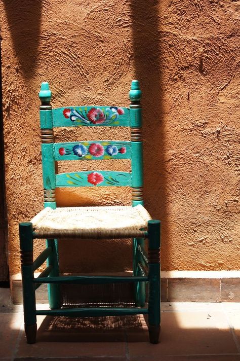 Sillita al sol! Mexico Mexican Painted Furniture, Mexican Casa, Decorated Chairs, Mexican Chairs, Mexican Style Decor, Hand Painted Chairs, Mexican Furniture, Mexico Style, Mexican Home Decor